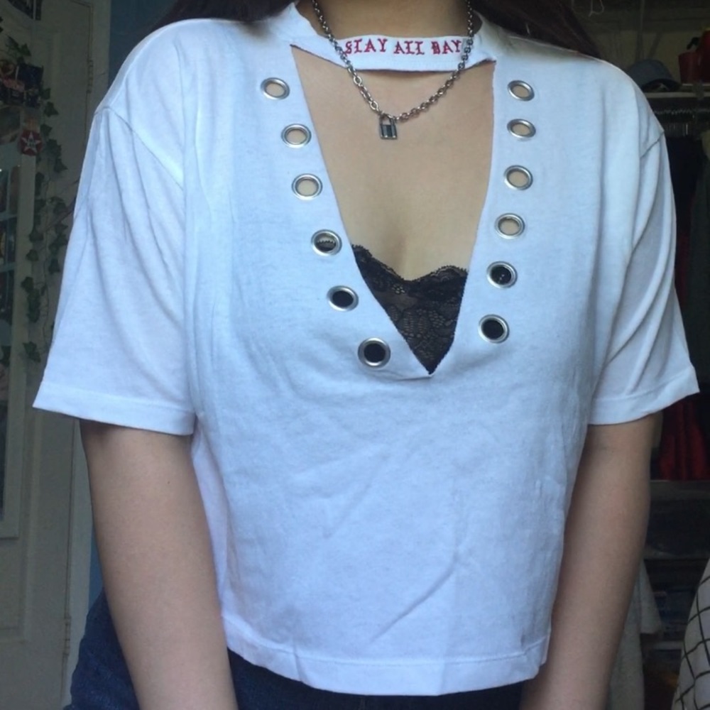 Cutout grommet T-shirt